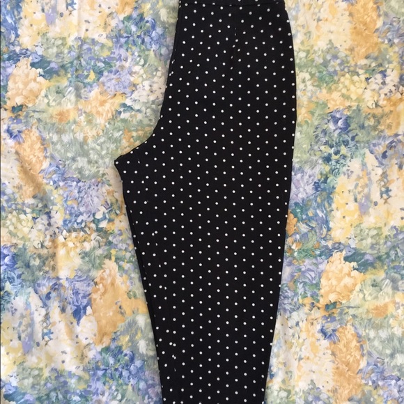 Briggs New York black dot capris - Picture 3 of 3